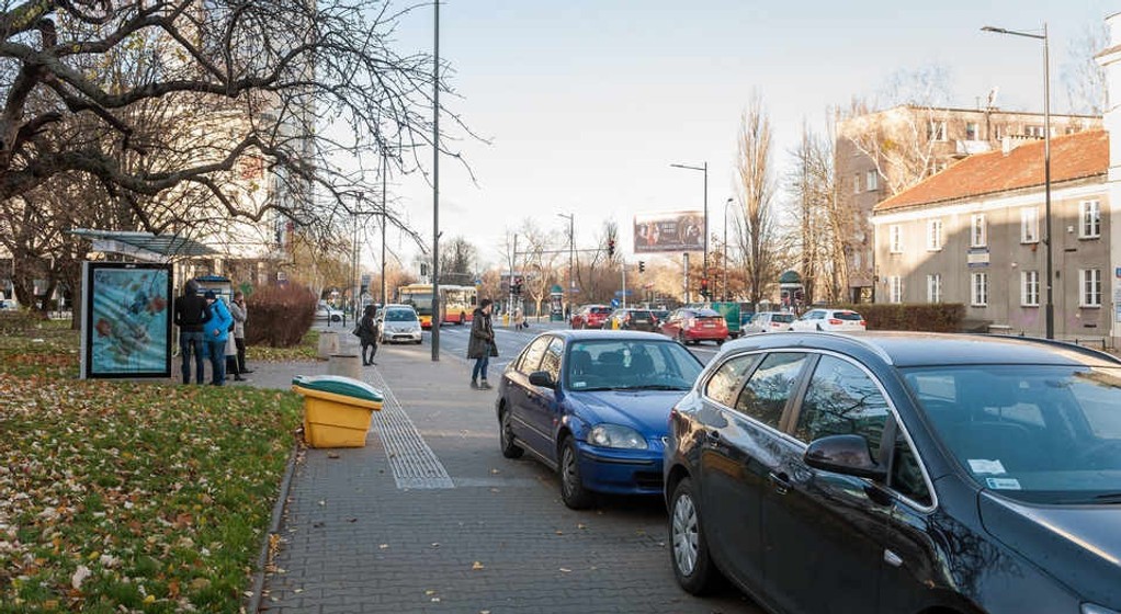 Warszawa wyrzuca samochody z chodników