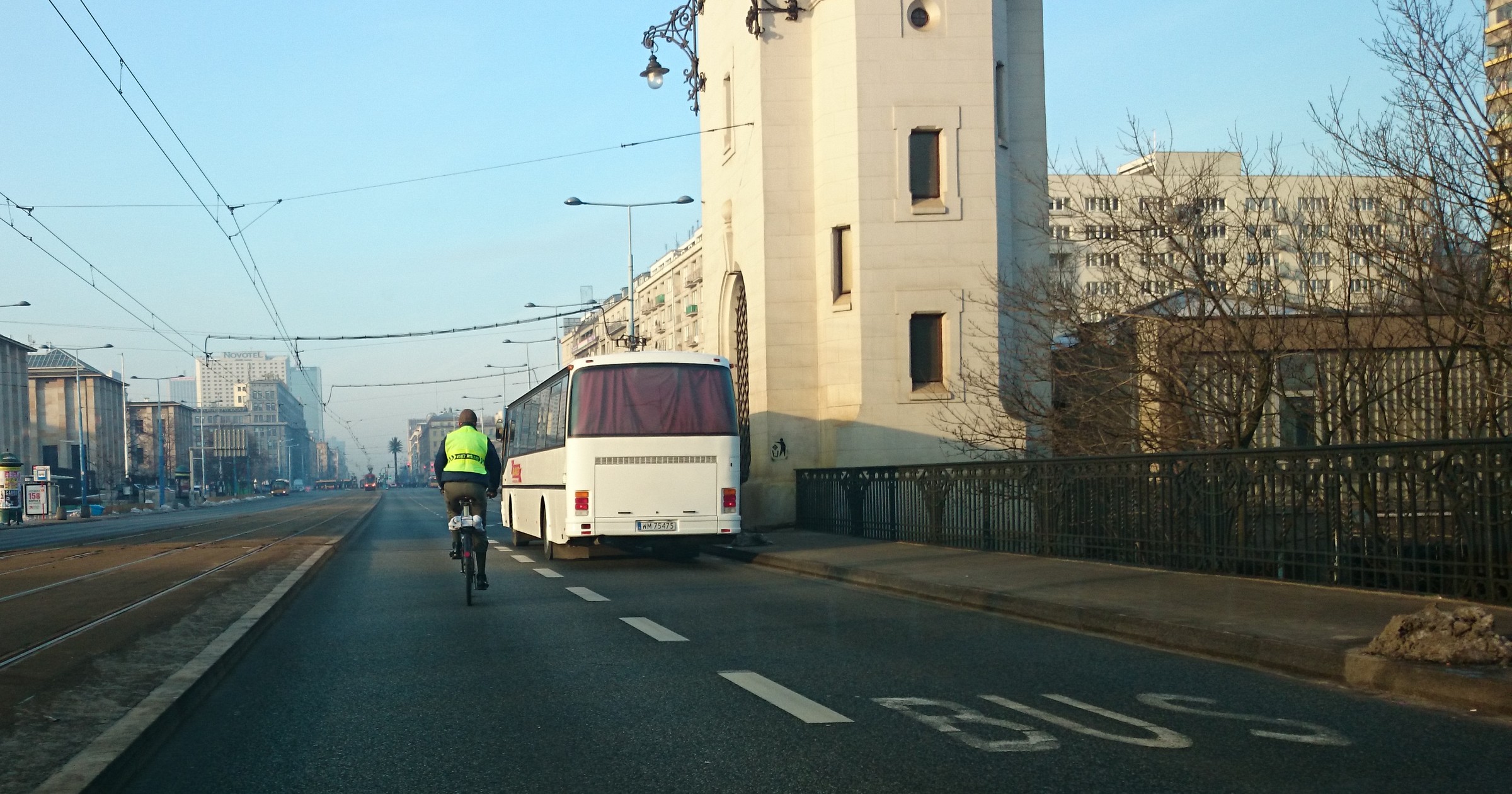 Rowerzysta na lewym pasie