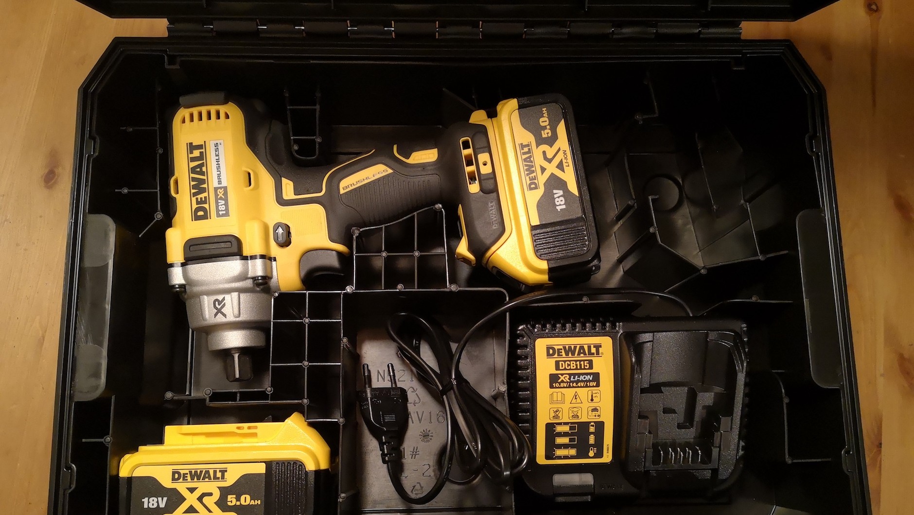 Dewalt DCF894P2 – profesjonalny, bezszczotkowy klucz udarowy w zestawie z dwiema bateriami, ładowarką i walizką