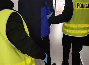 Taksówkarz kradł tablice rejestracyjne i paliwo na stacjach. Teraz grozi mu więzienie