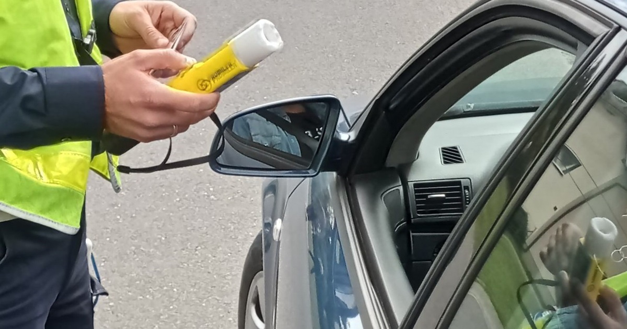 Obraz pochodzący z serwisu https://chelmno.policja.gov.pl/kb7/informacje/wiadomosci/147922,Jechal-pijany-zlamal-sadowy-zakaz-prowadzenia-pojazdow-i-byl-poszukiwany-listem-.html