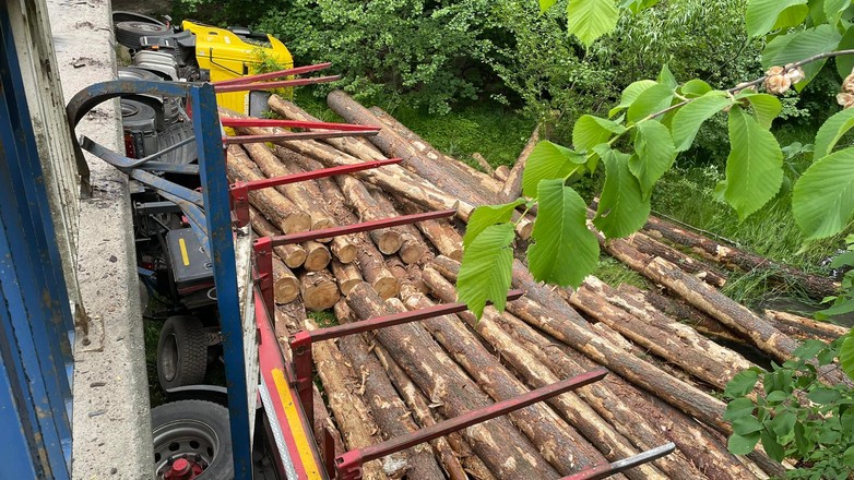 TIR przewożący drewno przebił barierki i wpadł do rzeki