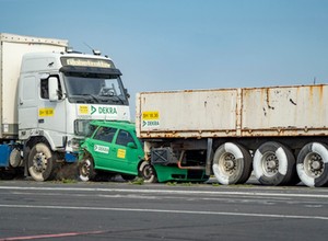 Co dzieje się z autem osobowym, gdy najedzie na nie ciężarówka