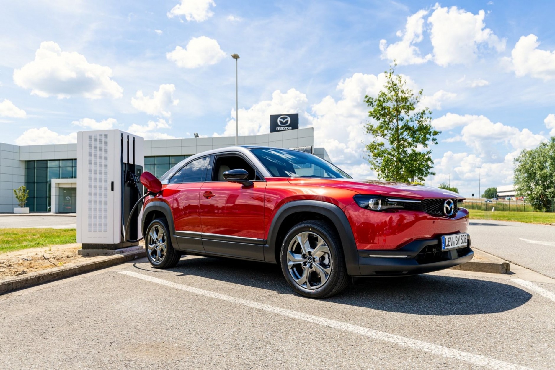 Europejskie centrum logistyczne Mazdy: 86 stacji ładowania zasilanych przez 3696 paneli solarnych, zainstalowanych na dachu biurowca
