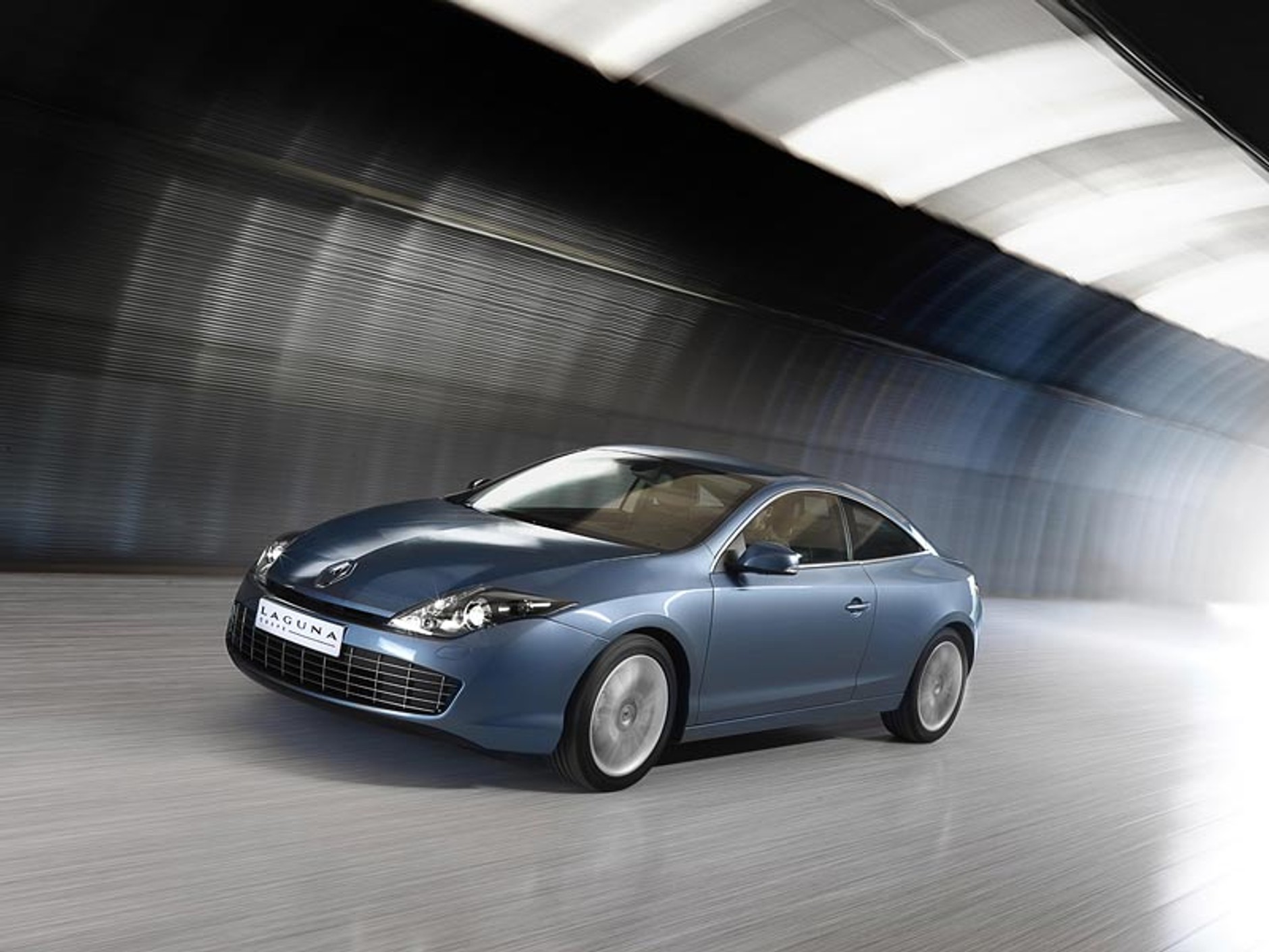 Seryjne coupé Renault Laguna odsłania swoje kształty