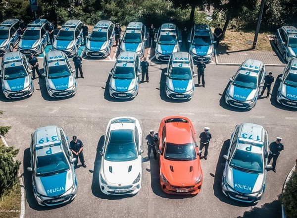 Policja stawia na ekologię - właśnie odebrała hybrydowe radiowozy