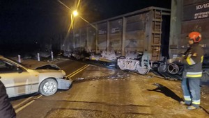Daewoo Lanosem chciał staranować pociąg towarowy. Efekt był łatwy do przewidzenia