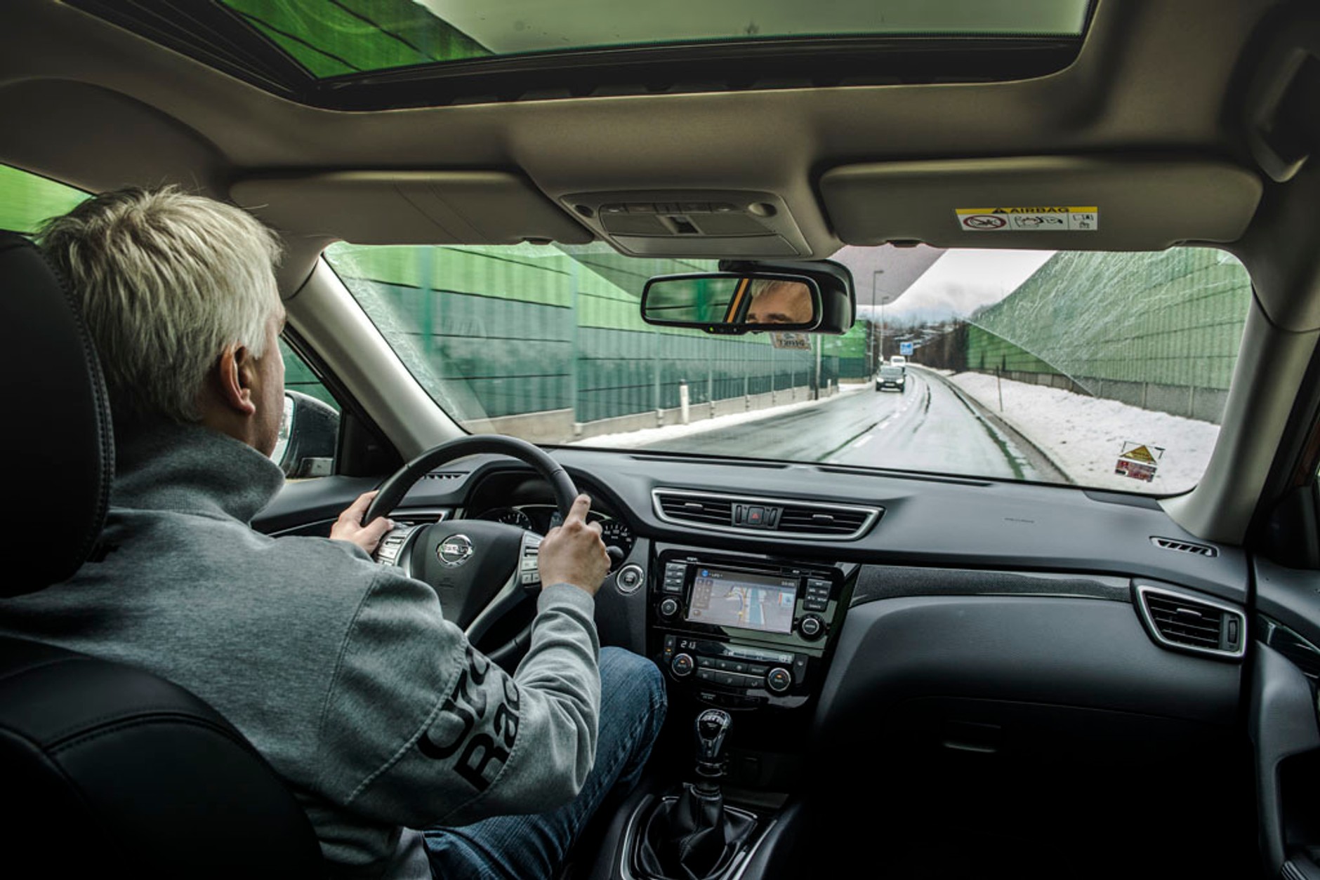 Nissan X-trail jeździ po lodzie