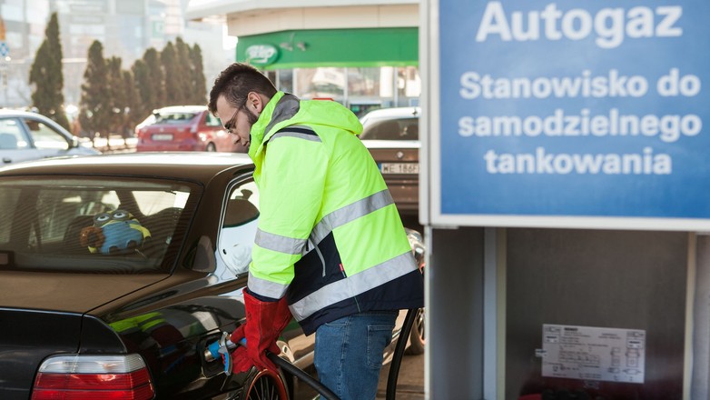 Jak jeździć taniej? Samochody z instalacjami CNG i hybrydy z LPG