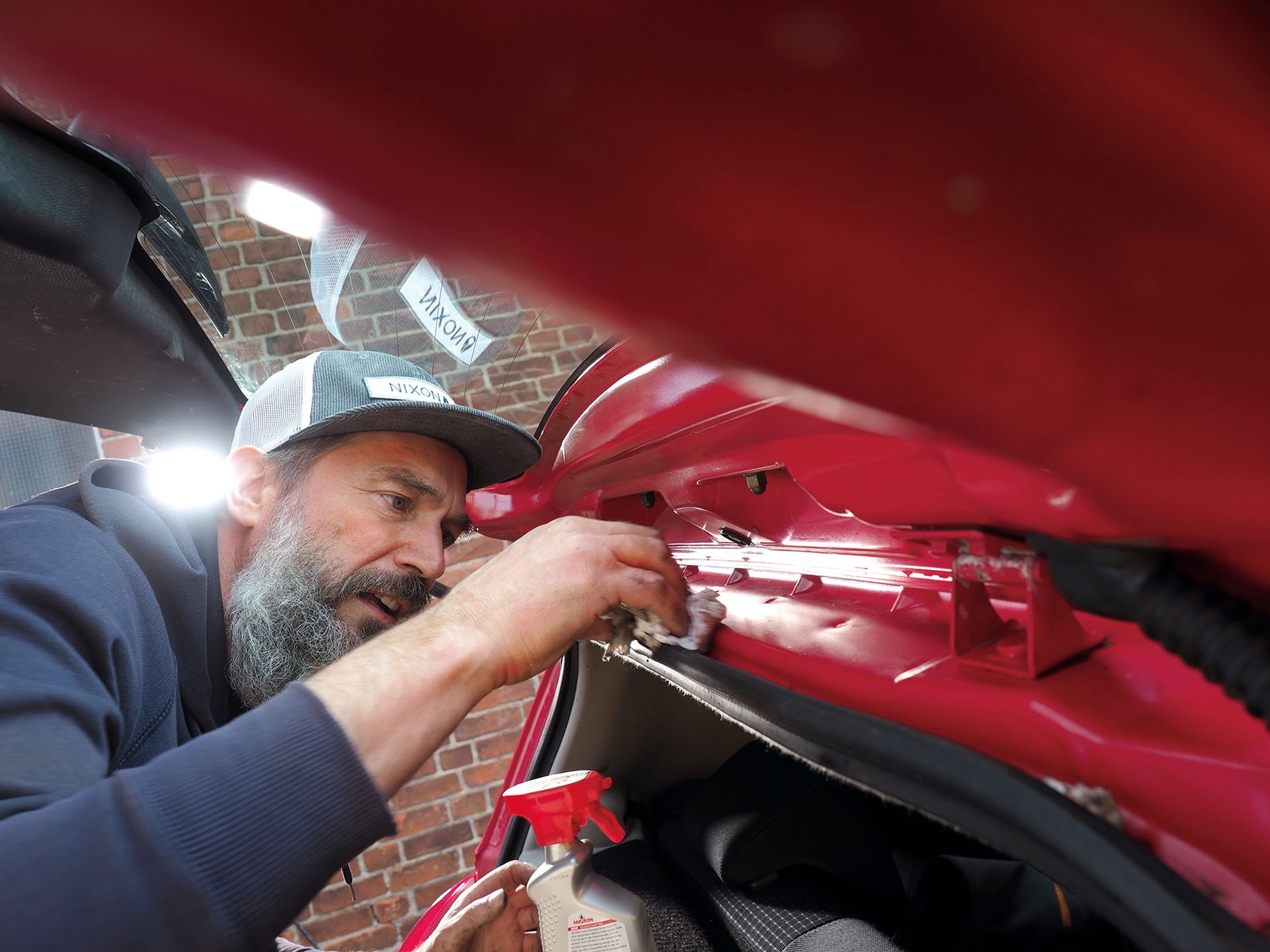 Jak i czym wyczyścić zakamarki auta?