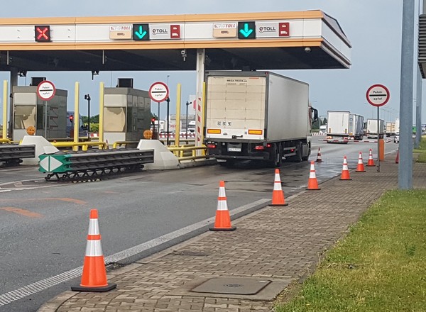 Płatności e-Toll: kierowcy samochodów osobowych wolą płacić przy kasie...
