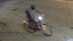 Poszukiwany mężczyzna z nagrania. Chodzi o podpalenie czterech aut