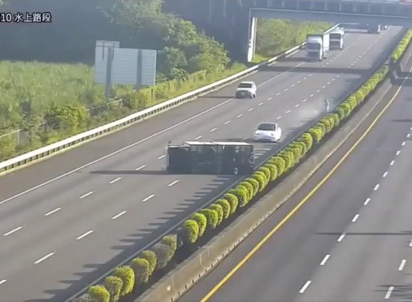 Kolejny spektakularny wypadek Tesli - autopilot nie zastąpi kierowcy
