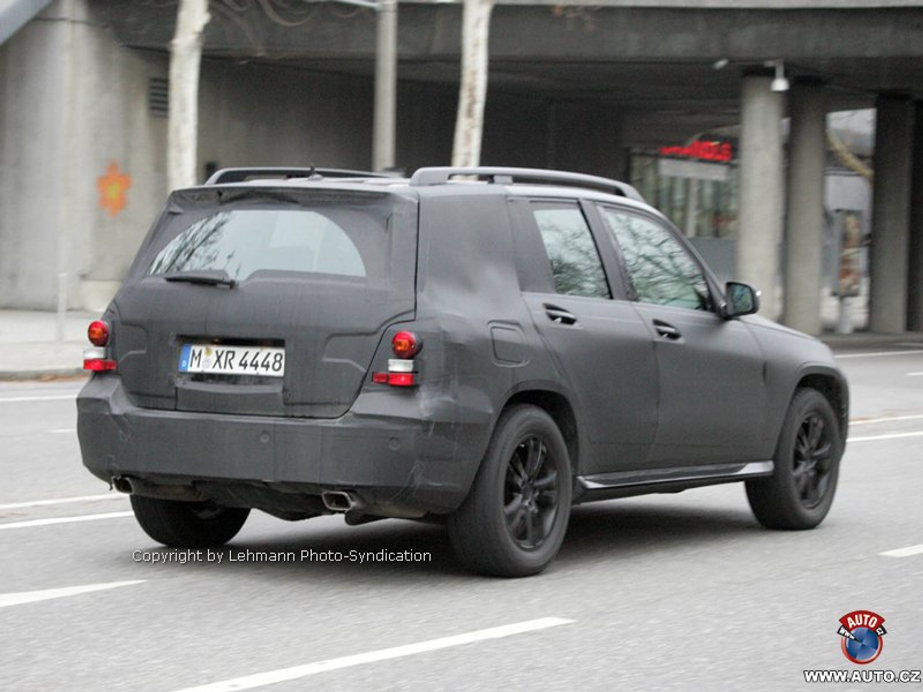 Zdjęcia szpiegowskie: Mercedes-Benz przygotowuje seryjne GL 420 CDI Bluetec i małe GLK.