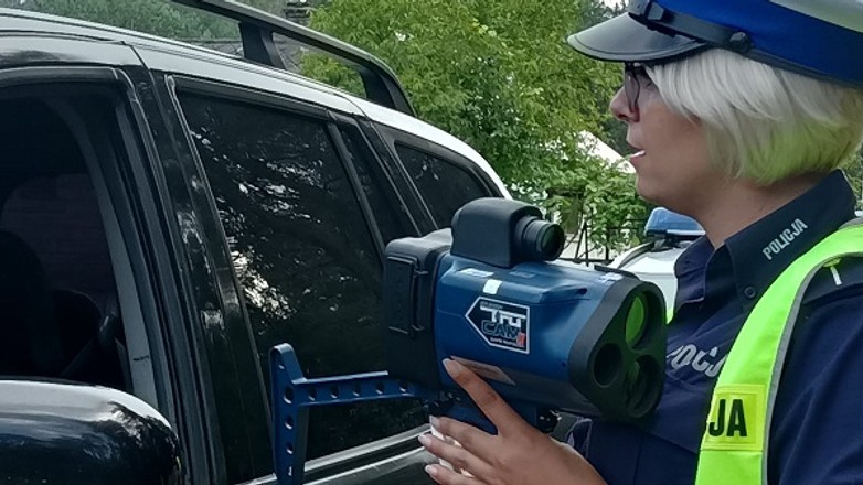Policjantka mierzy prędkość