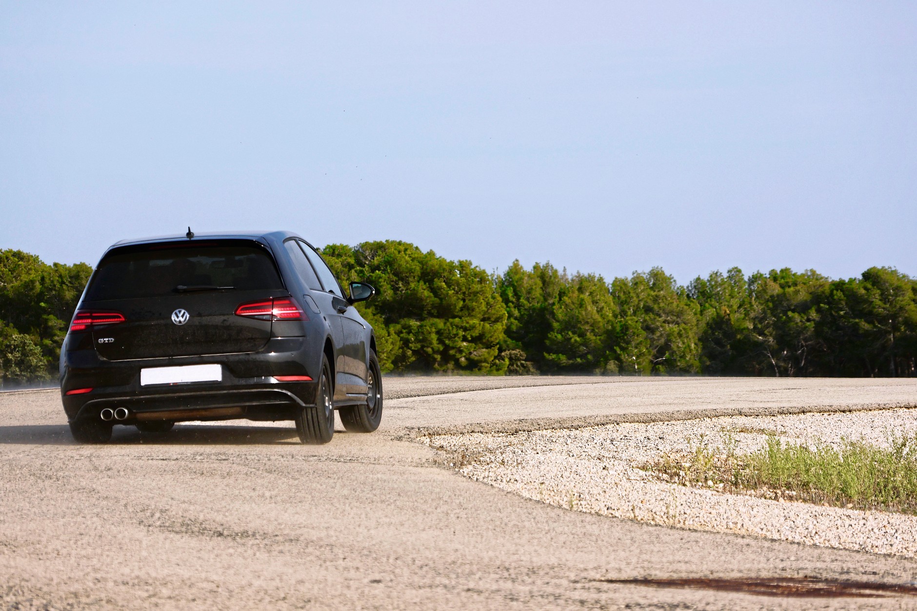 Na suchej drodze liczą się osiągi i przyjemność z jazdy