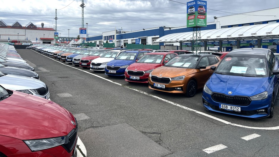 Salon sprzedaży samochodów używanych AAA Auto w czeskiej Pradze w dzielnicy Dolni Chabry. Sekcja Skody