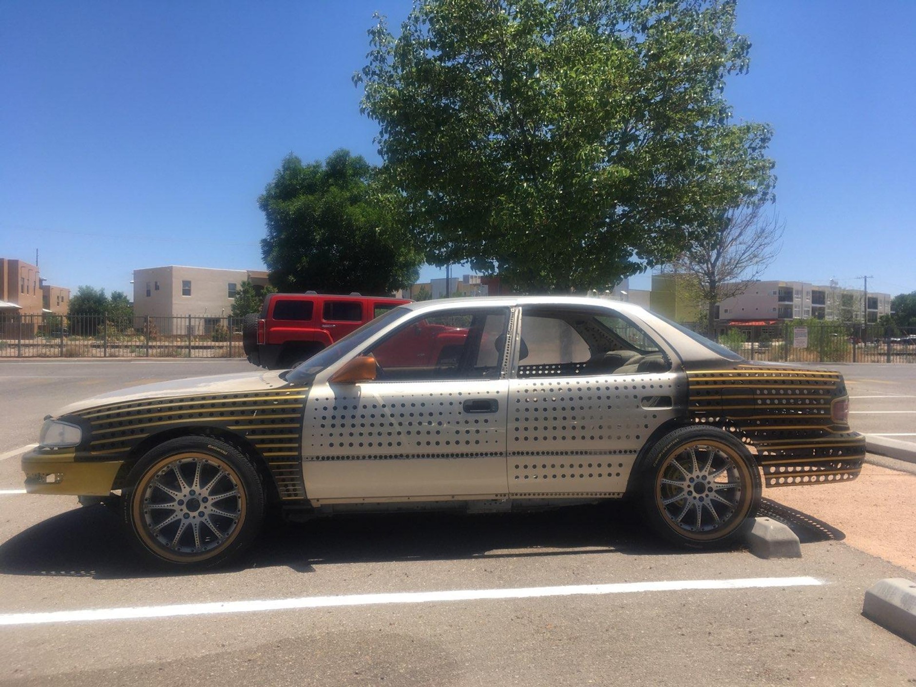 Toyota z perforowanymi blachami