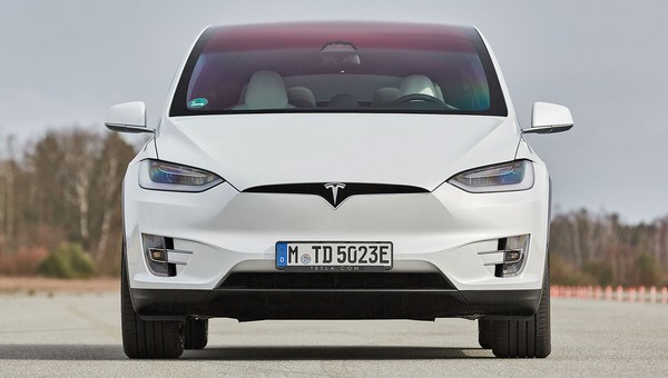 Tesla Model X kontra Audi e-tron - które elektryczne auto będzie lepszym wyborem?