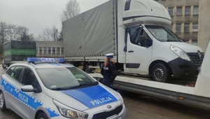 Policjanci nie czekali i od razu wybili szybę. Kierowca może im tylko dziękować