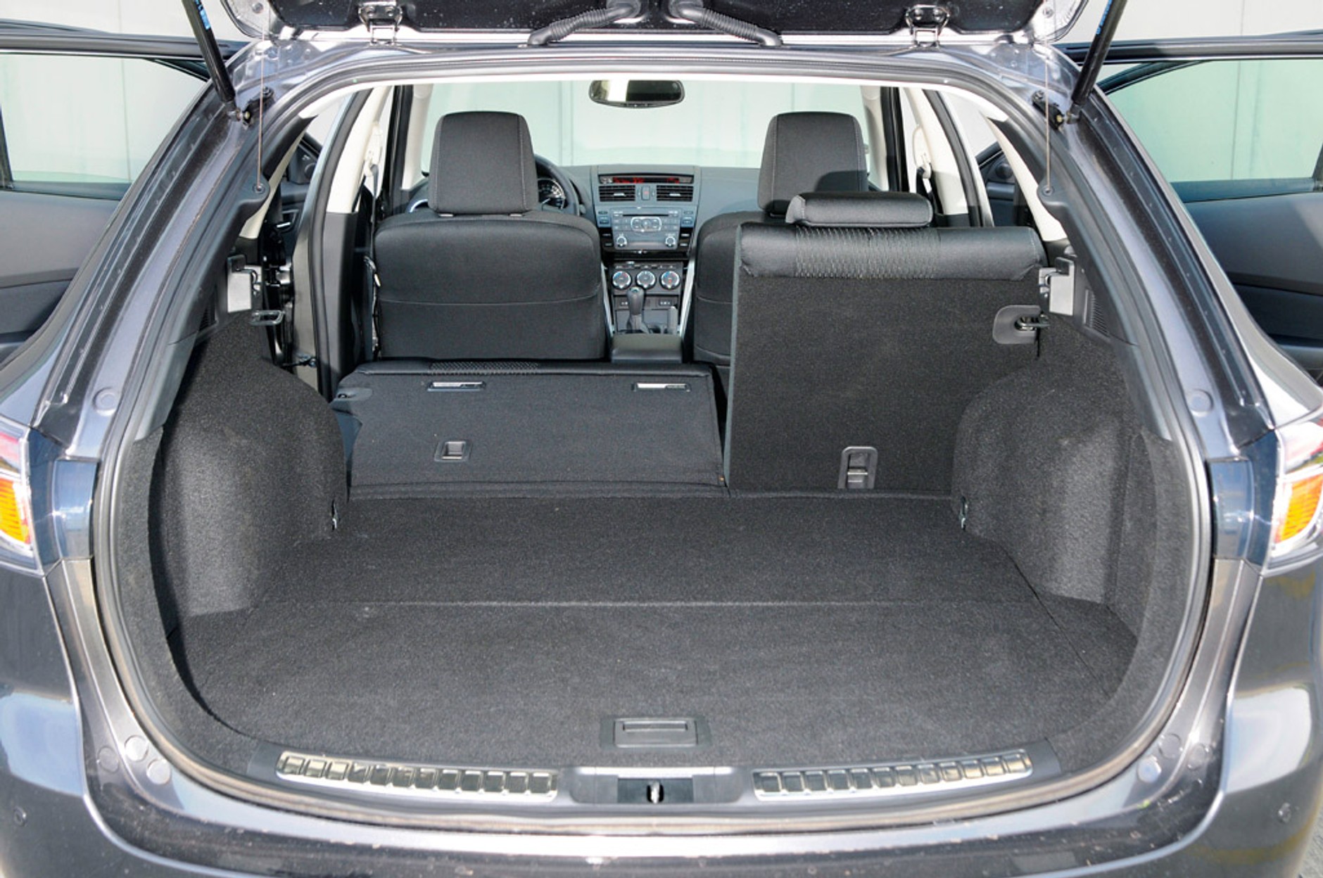 Hyundai podnosi poprzeczkę. Czy i40 pokona Passata, Superba, Mazdę 6 oraz Volvo V60 i Peugeota 508?