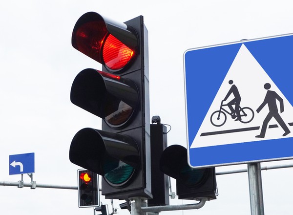 Mandat za czerwone światło nie tylko na skrzyżowaniu. Oto pułapki, w które wpadają kierowcy