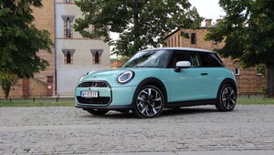 Nowe MINI Cooper S wygląda jak z bajki, ale potrafi zaskoczyć na drodze