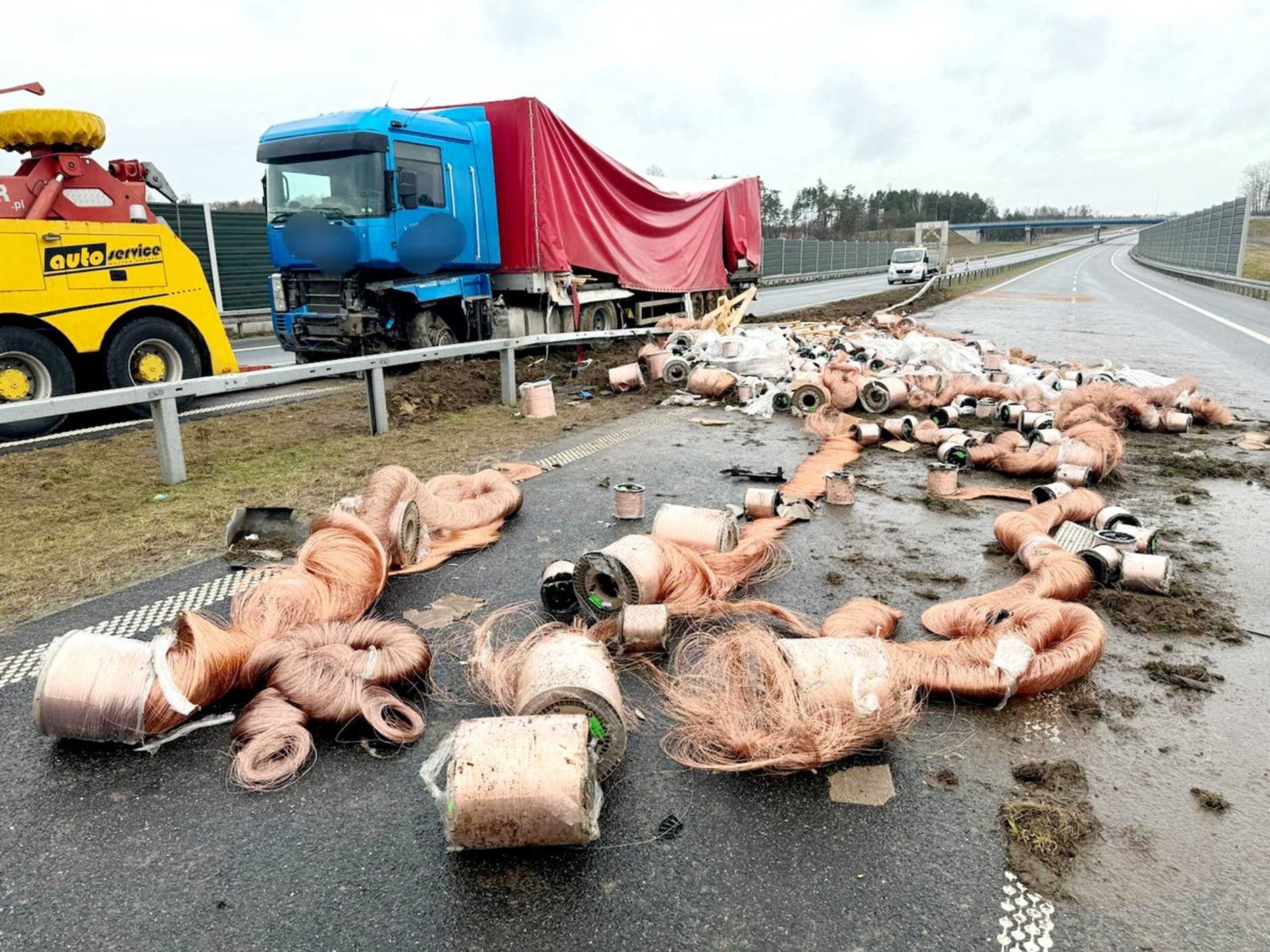 Aż szpule wypadły na drogę