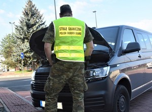 W bagażniku pralka, a w pralce... papierosy. Strażnicy graniczni złapali 25-latka