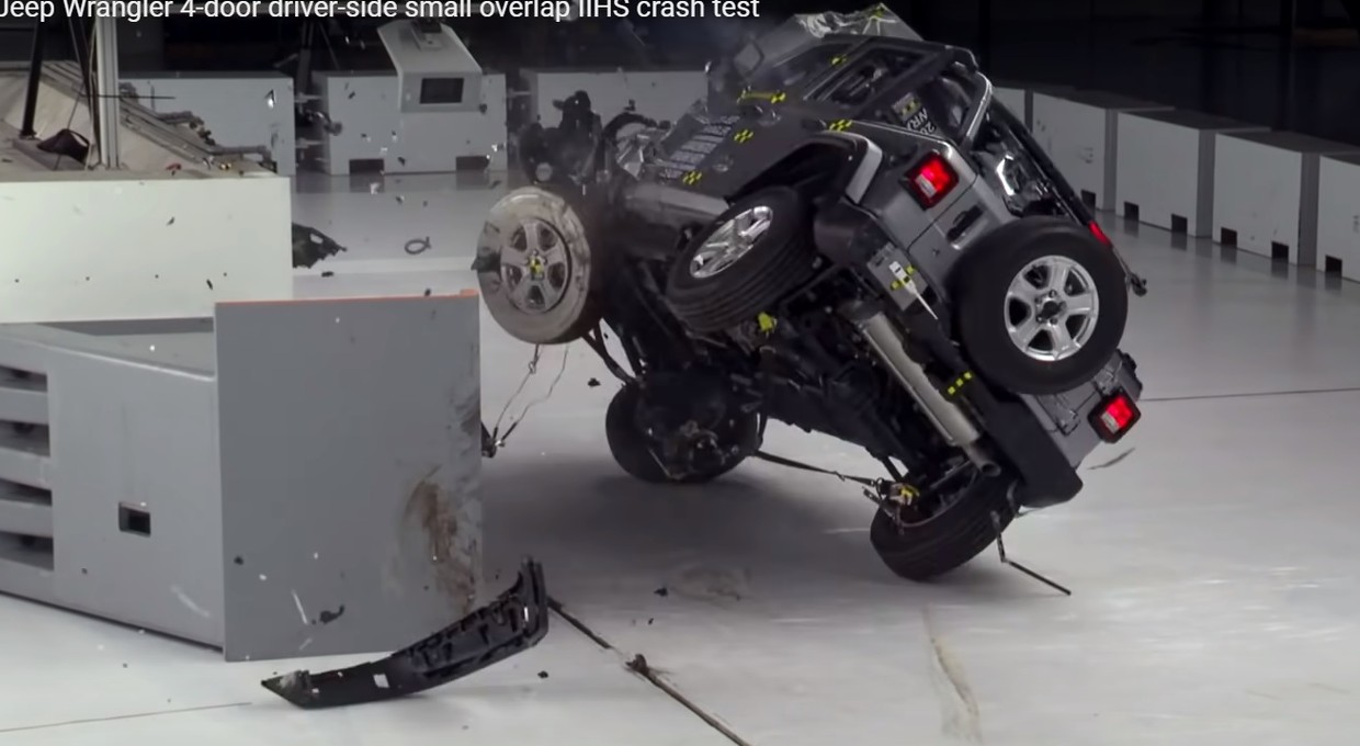Jeep Wrangler wywrócił się podczas testu zderzeniowego