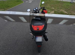 Przewoził drzwi na... skuterze. Policjanci natychmiast go zatrzymali