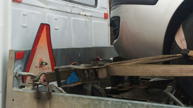 Pomoc drogowa, holowanie pojazdów, laweta, zepsuty samochód, auto na lawecie