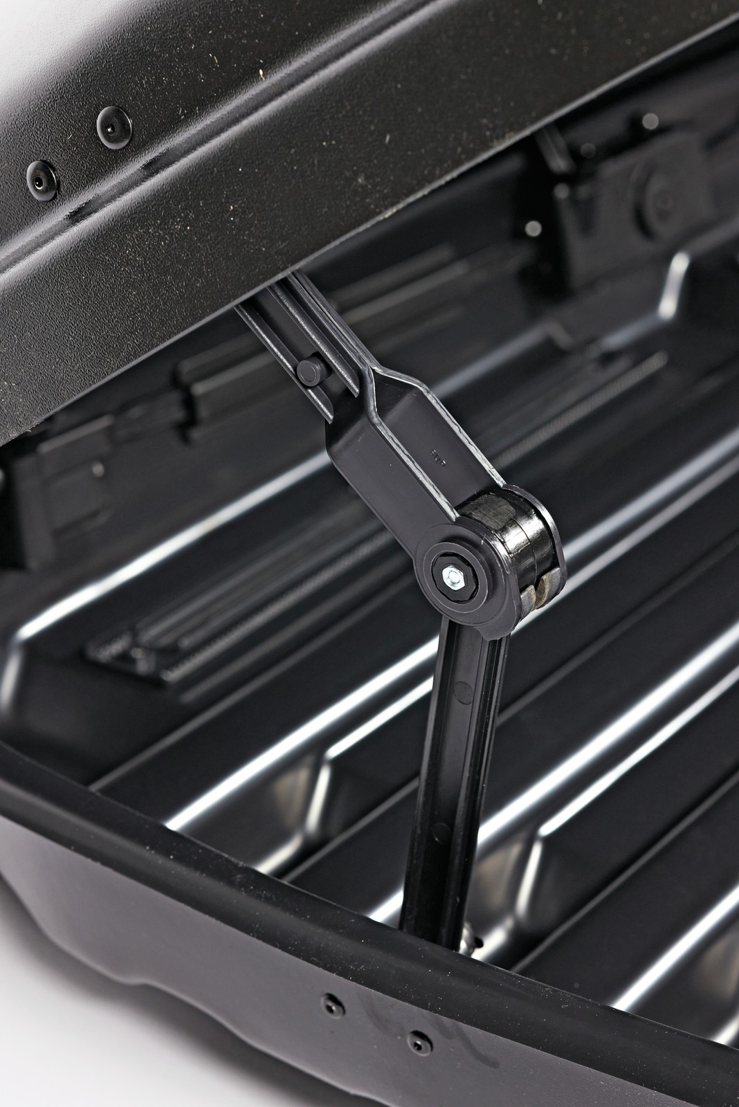 Jak na niezbyt wysoką cenę kompaktowy boks dachowy marki Farad zbudowany jest całkiem solidnie. Stosunkowo lekka konstrukcja podczas prób w ruchu hałasowała jednak zauważalnie głośniej od pozostałych konkurentów.