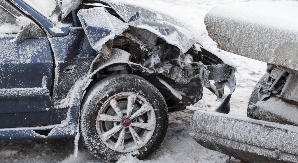 Wypadek samochodowy na zaśnieżonej drodze