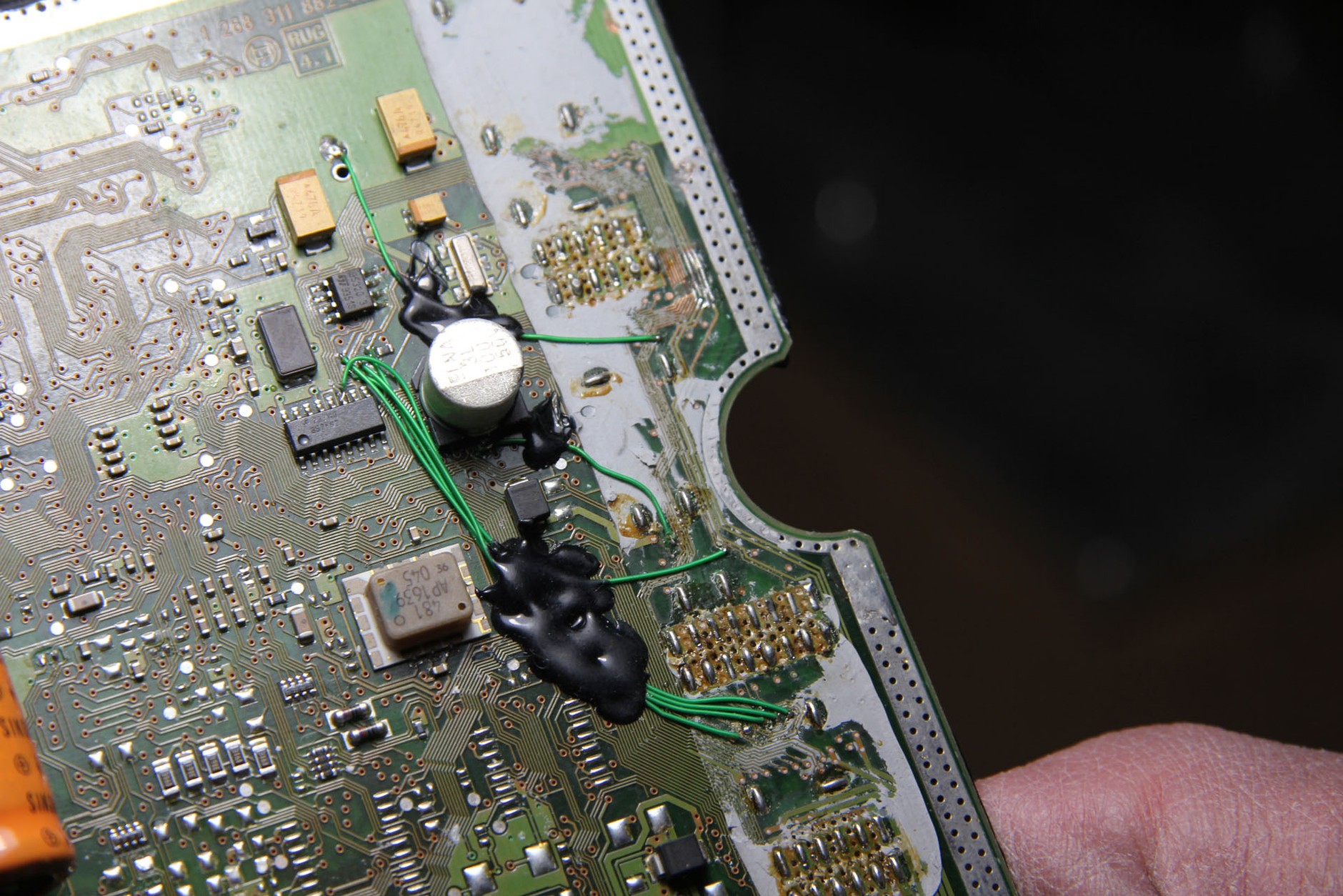 Oto przykład pracy partacza. Uszkodzone ścieżkina płycie zastąpiono wiązką przewodów. Długo to nie posłużyło!