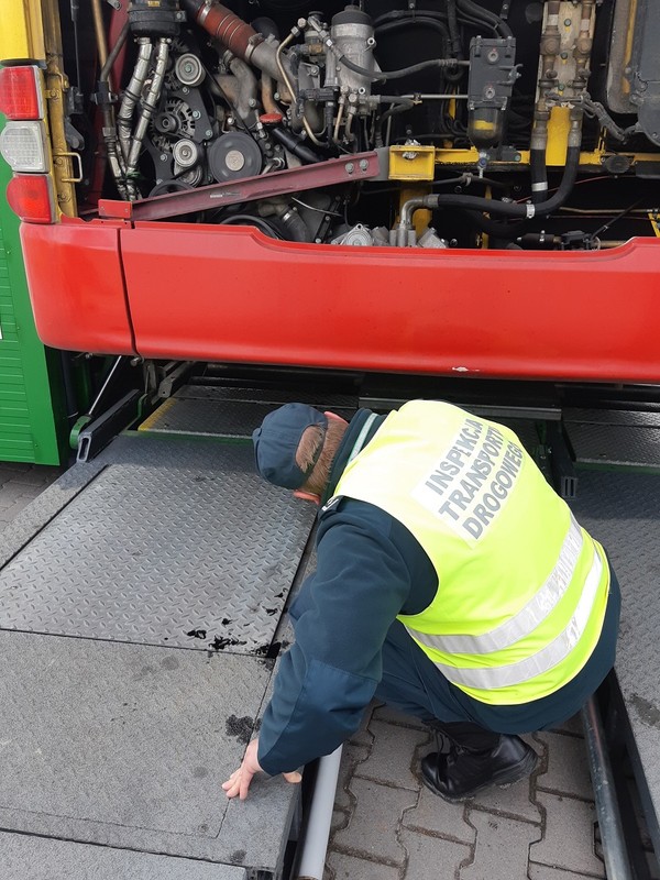 Badanie autobusu miejskiego na mobilnej stacji diagnostycznej