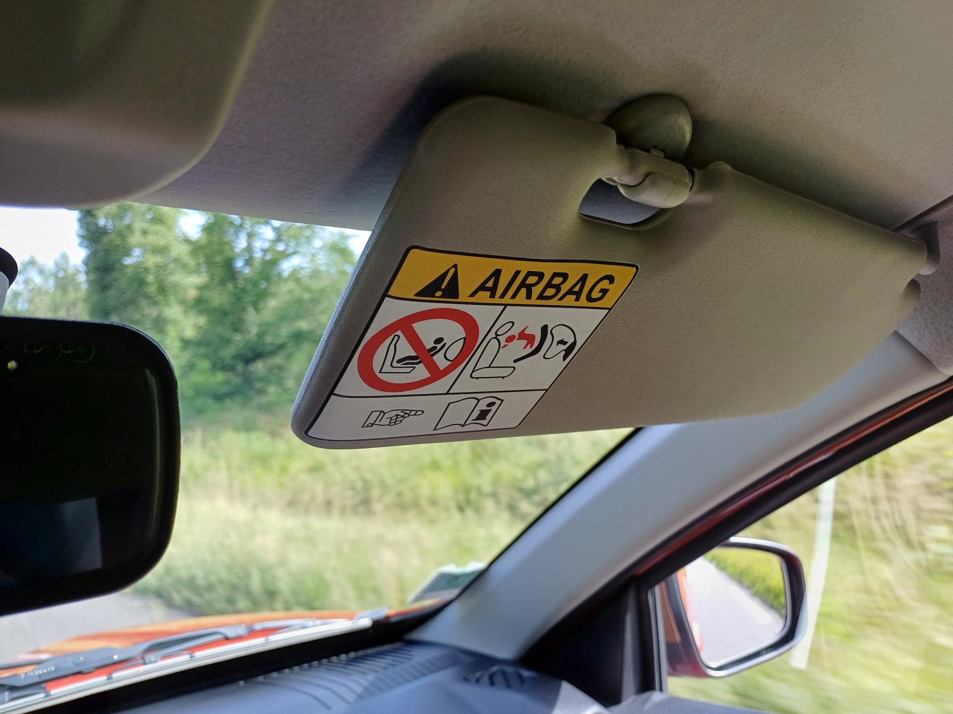 Nowa Dacia Spring: w daszkach nie ma lusterek