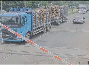Ciężarówka wjechała na opadającą rogatkę. Policja przejrzała monitoring i zobaczyła coś jeszcze