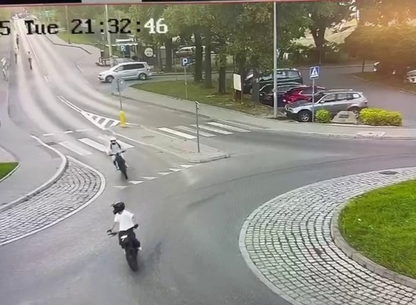 Na elektrycznych hulajnogach uciekali przed policjantami [WIDEO]
