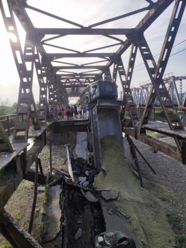 45-tonowa ciężarówka zerwała most