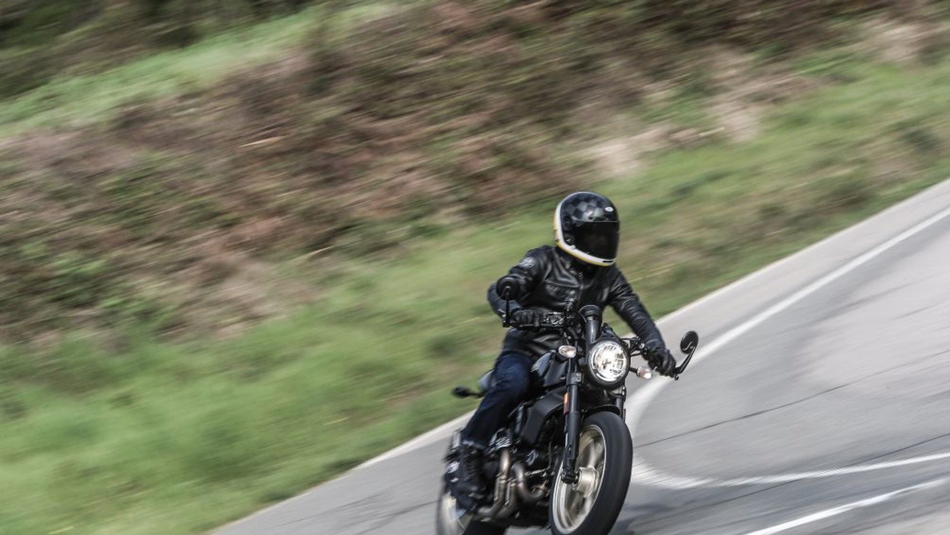 Środowisko Scramblera Cafe Racer: kręta, najlepiej górska, droga!