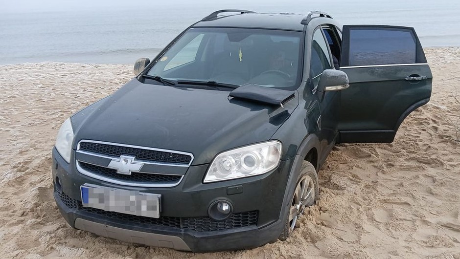 Wjechał Chevroletem na plażę i się zakopał, ale to był dopiero początek problemów