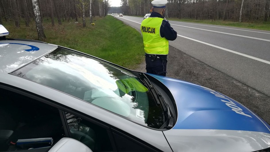 Obraz pochodzący z serwisu https://aleksandrow.policja.gov.pl/kb5/informacje/wiadomosci/146497,Stracil-prawo-jazdy-za-predkosc-i-zaplaci-3000-zlotych-mandatu.html