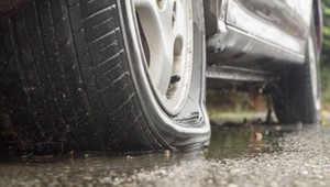 Sąsiadka jak z horroru. 82-latka od miesięcy niszczyła auta na osiedlu