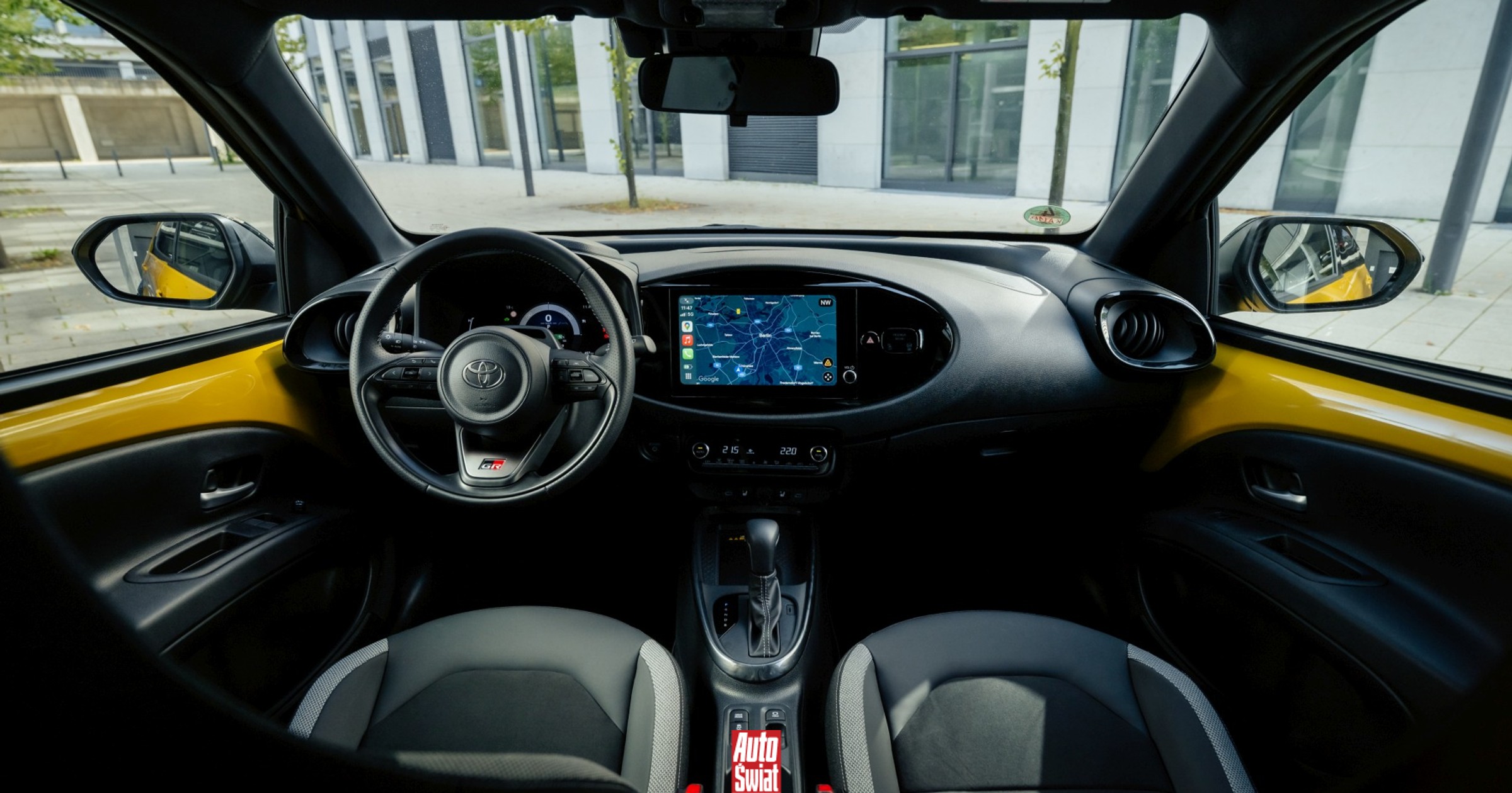 Polacy kupują nową hybrydową Toyotę w ciemno. Podali liczby. I nowe ceny