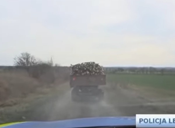 Policjanci prowadzili widowiskowy pościg za... Ursusem z przyczepą [WIDEO]