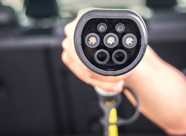 Łatwiejsze ładowanie elektryka w domu? Rząd przyjął projekt zmian w Ustawie o elektromobilności