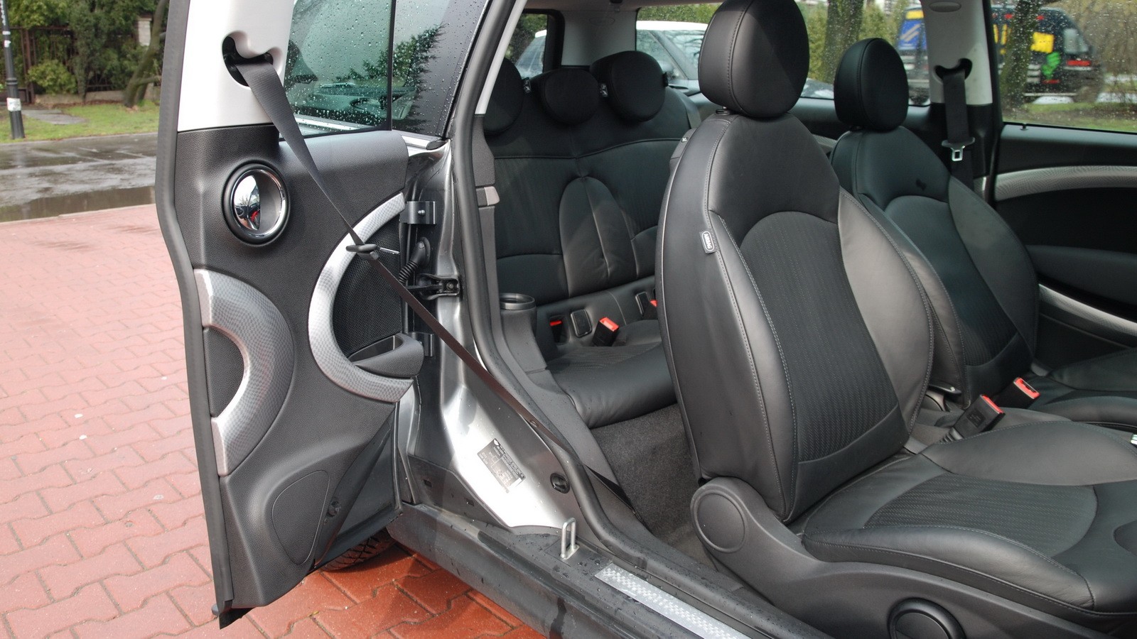 Mini Clubman ma nietypowo otwierane drzwi boczne z prawej strony.