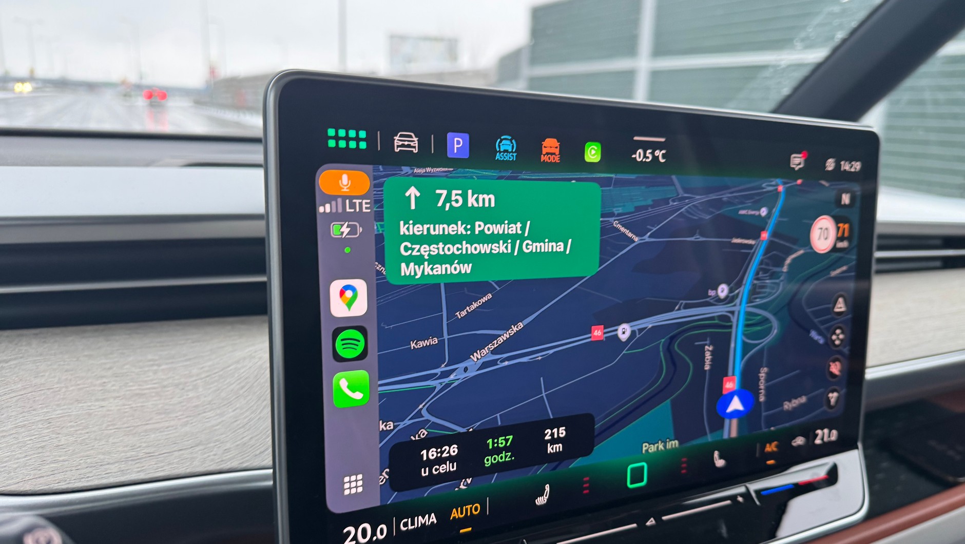 Jadąc 70 km/h trzeba kliknąć przycisk po prawej stronie, a następnie oddalać mapę. Nie da się trudniej