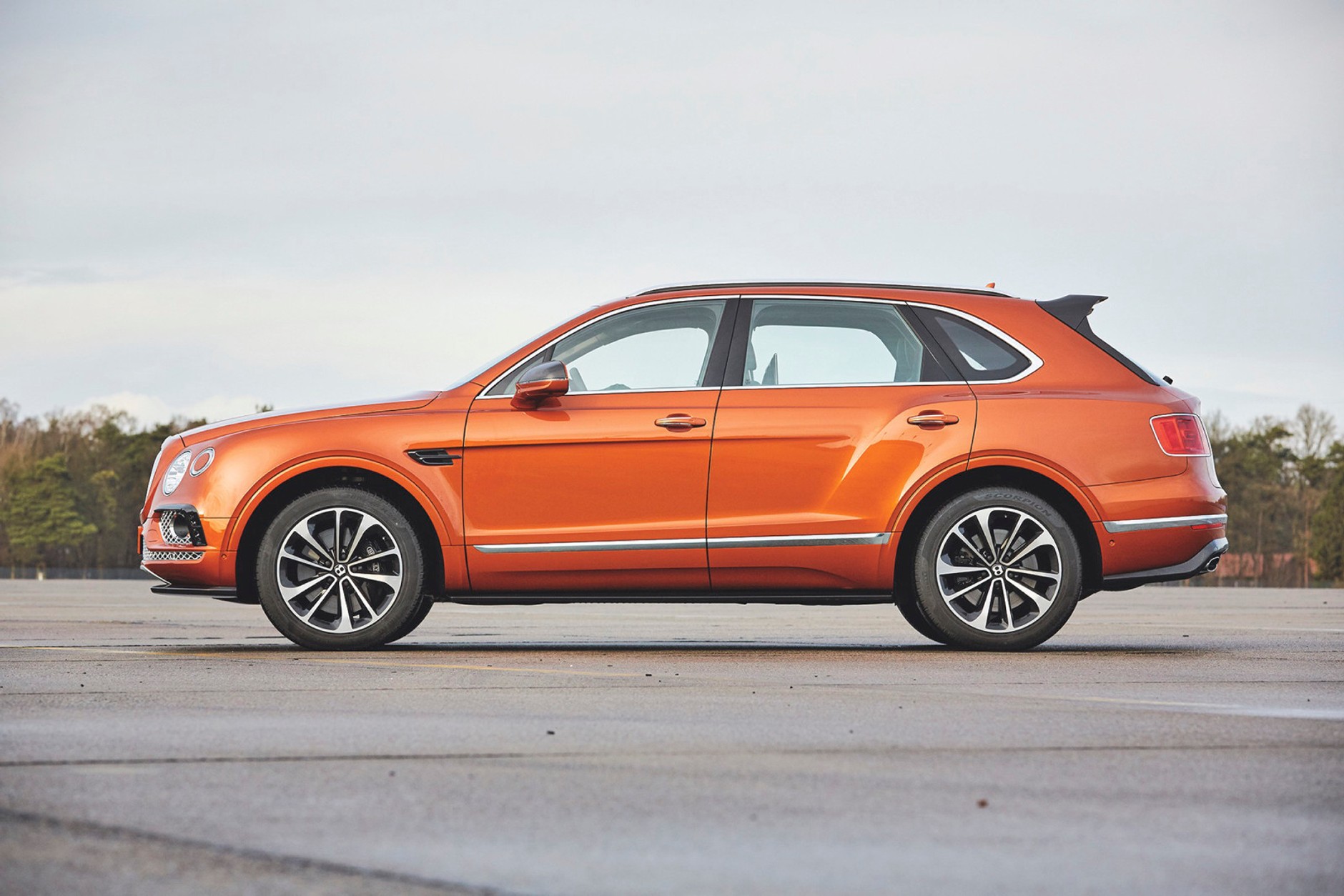 Wolty kontra oktany: Tesla Model X i Bentley Bentayga W12